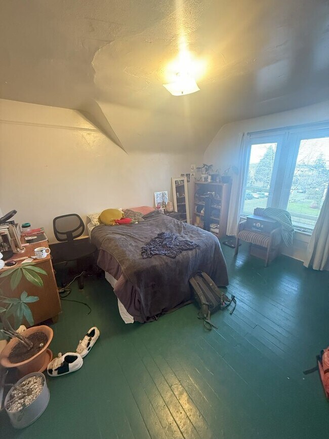 Building Photo - Great 6 bdrm/2 bath close to WWU and downtown