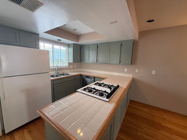 Building Photo - 2 bed / 2 bath two story in prime La Cresc...