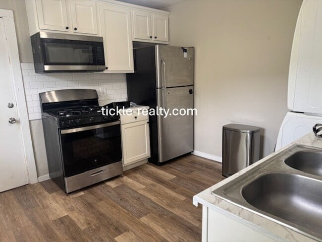 Building Photo - Cute 1 Bedroom W/ Den Cottage in the Swill...