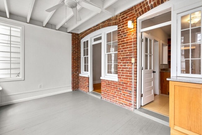 Building Photo - 3 Bed 2 Bath - Glover Park Row Home - Fini...