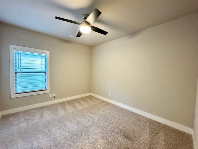 Building Photo - 921 NE Hts Ln