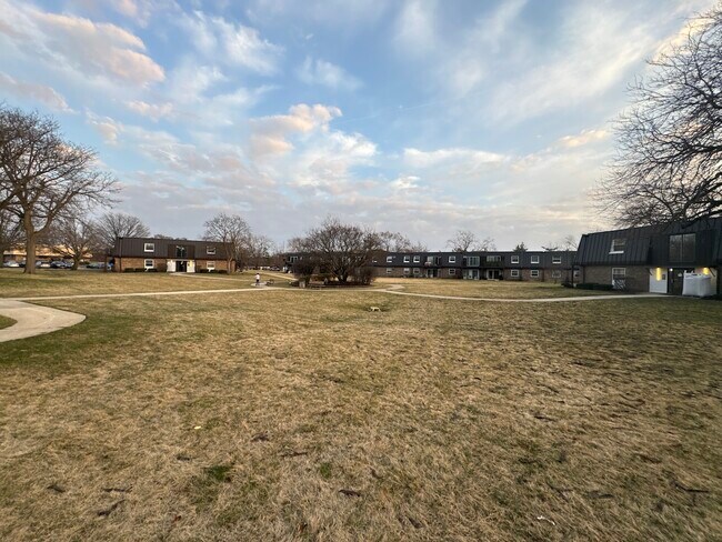 Building Photo - 7S035 W Suffield Ct