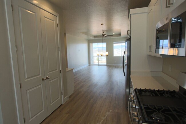 Building Photo - LIKE NEW: 2170+ SQFT and majestic VIEWS  3...