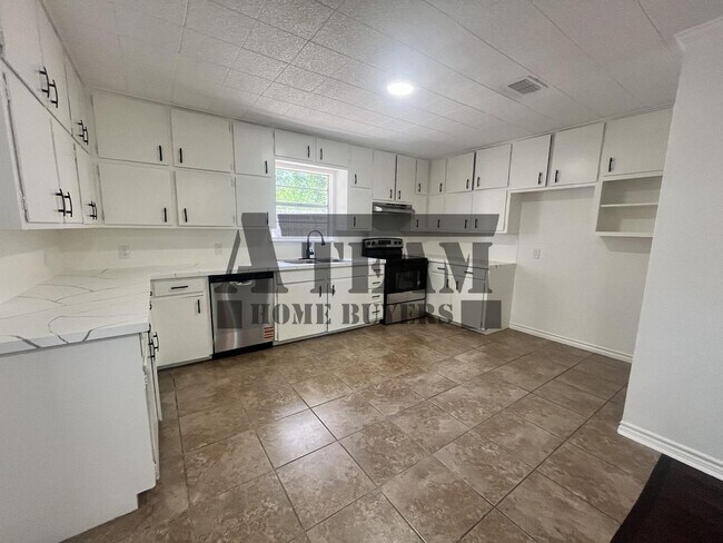 Building Photo - Remodeled 3 Bedroom 2 Bathroom