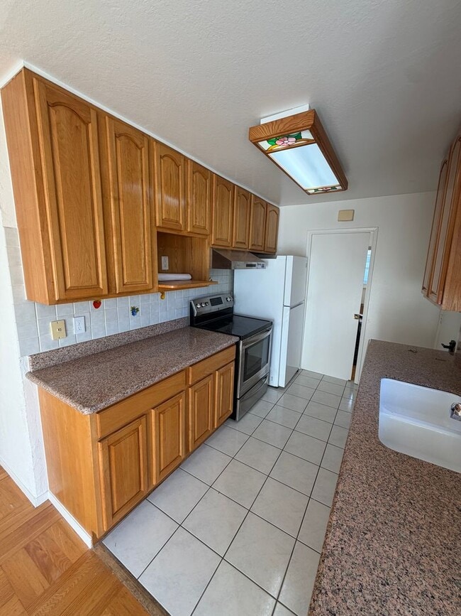 Building Photo - Charming Single-Family Home in the Heart of Millbrae Meadows