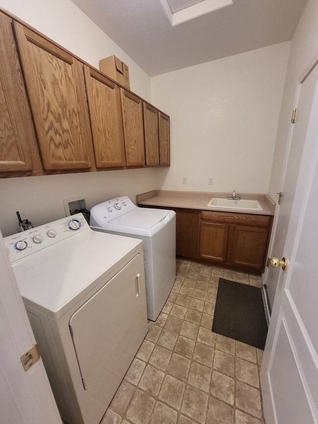 Building Photo - 1903 Teal Dr