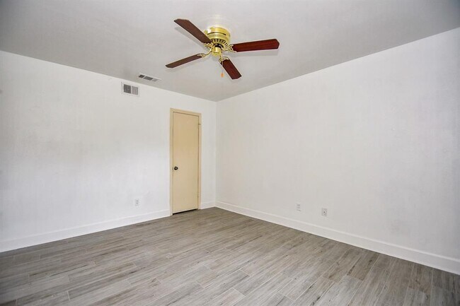 Building Photo - 3007 Broadmoor Dr