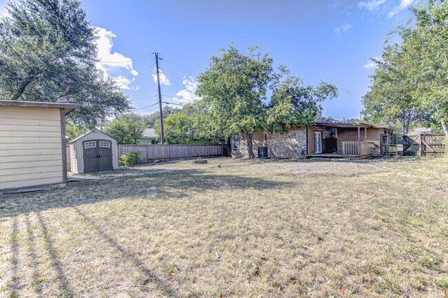 Building Photo - 1410 Kamar Dr
