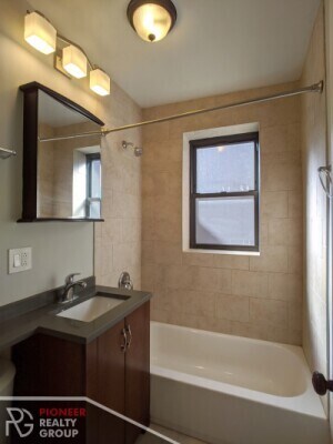 Building Photo - 429 W Roscoe St