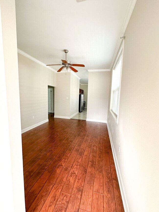 Building Photo - Uptown Rental: 2BR Duplex with Parking & Yard