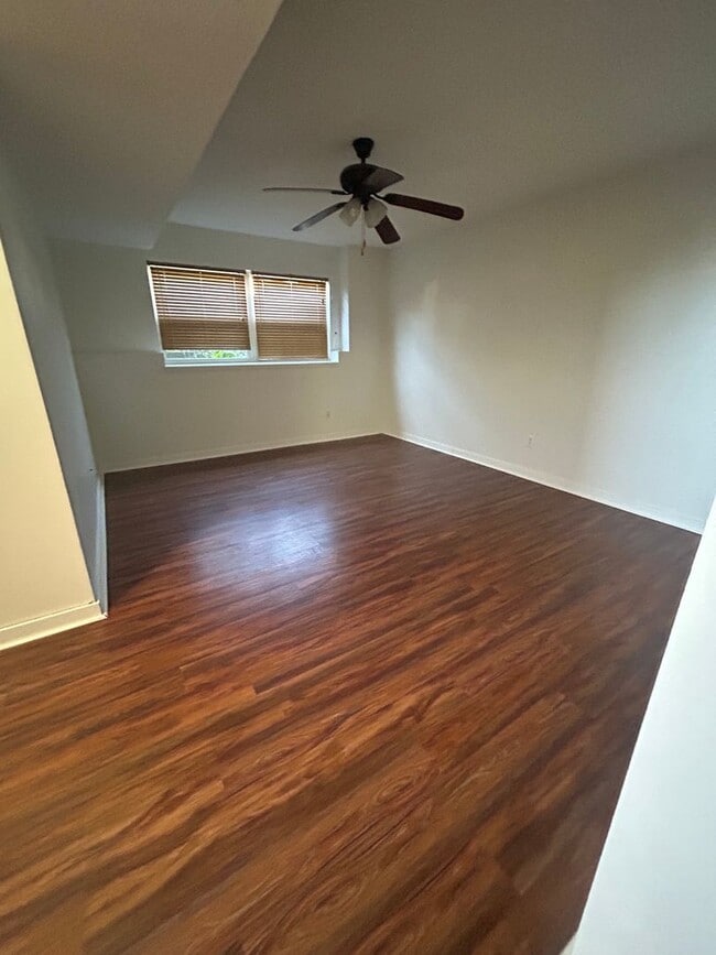 Building Photo - Spacious, corner lot 3-bedroom, 2-bath duplex in Iowa City