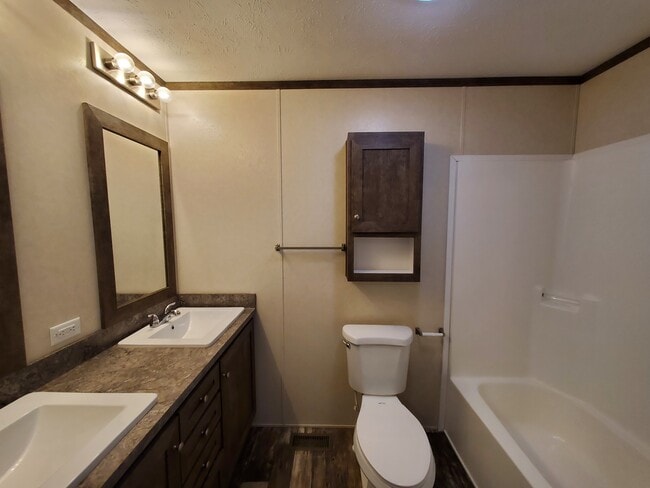 Building Photo - 23 Starling Hill Dr