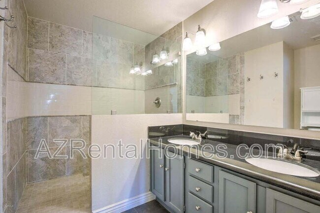 Building Photo - 1033 W Madero Ave