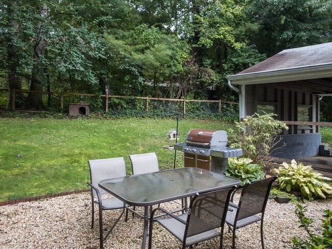 Building Photo - Beautiful Three-Bedroom with Fenced Yard i...