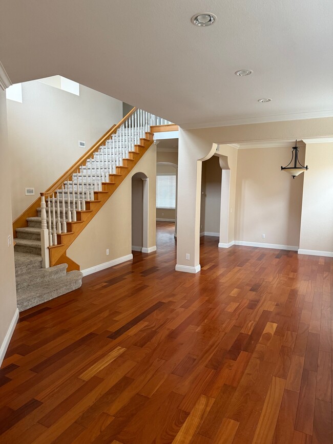 Building Photo - 12184 Oakview Way