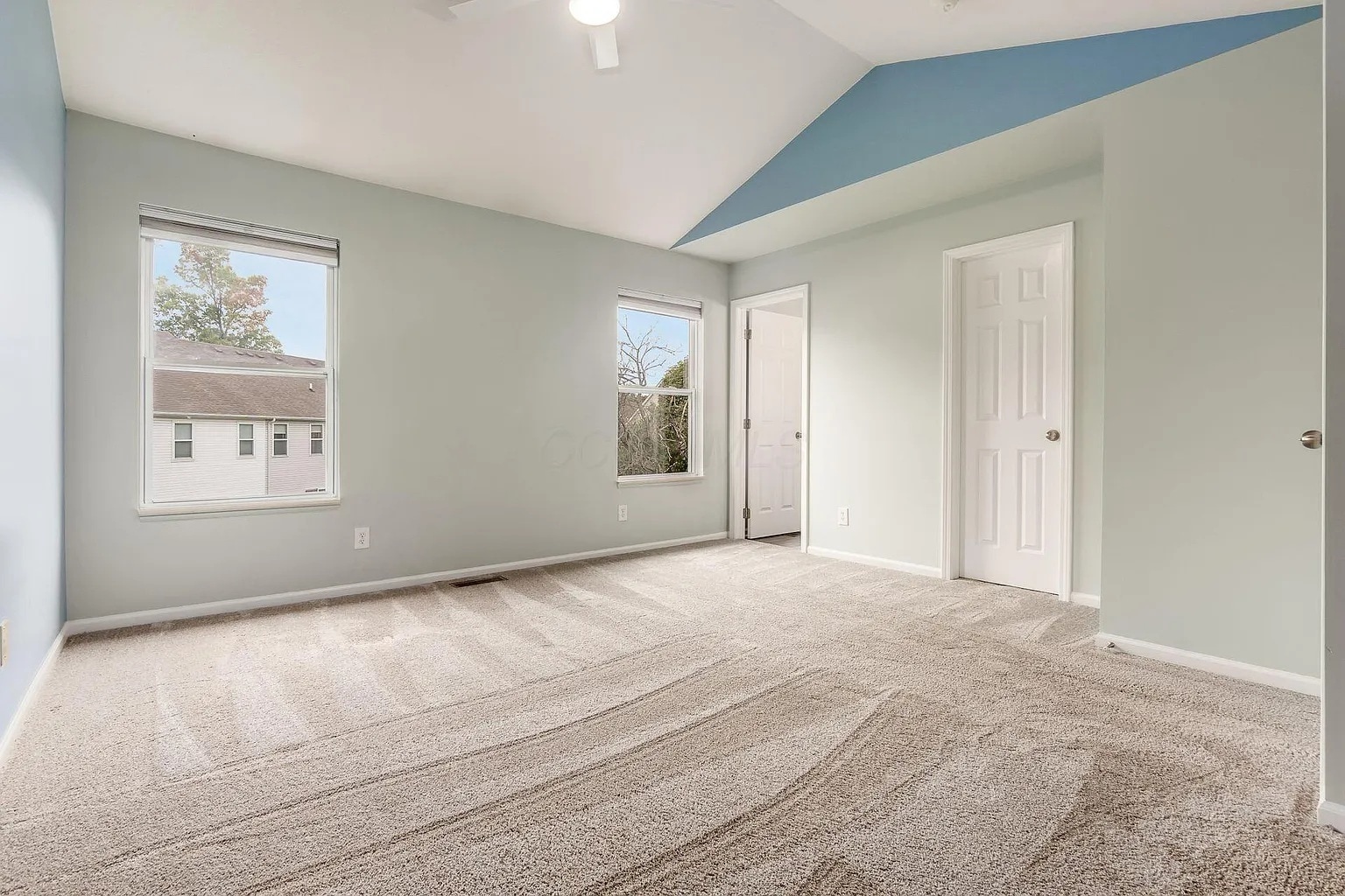 Building Photo - 1215 Park Dr