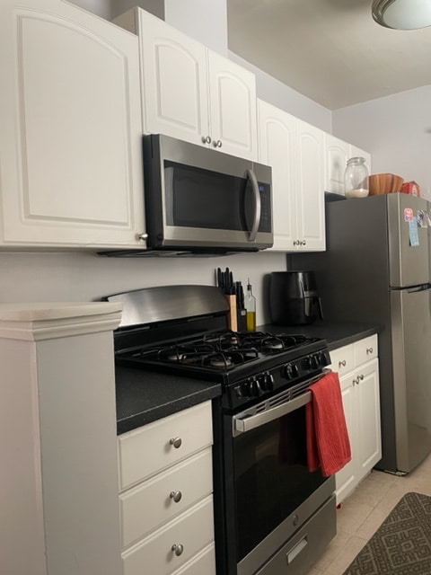 Building Photo - 417 E 7th St