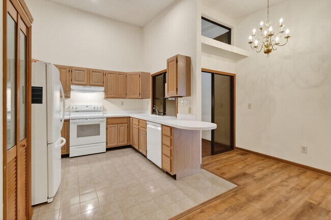 Building Photo - 6016 Pompano St