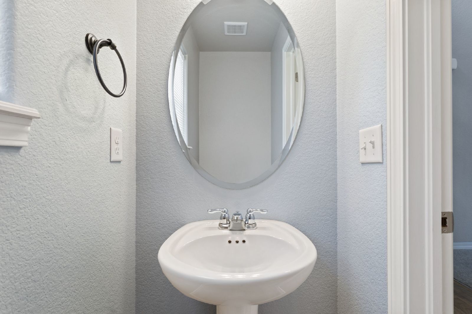 Building Photo - Spacious 4-Bed Home Minutes from Fort Cars...