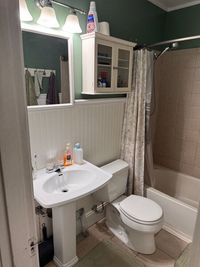 Building Photo - 2 Bedroom with Possible 3rd || 1 Bathroom - Single Family Home