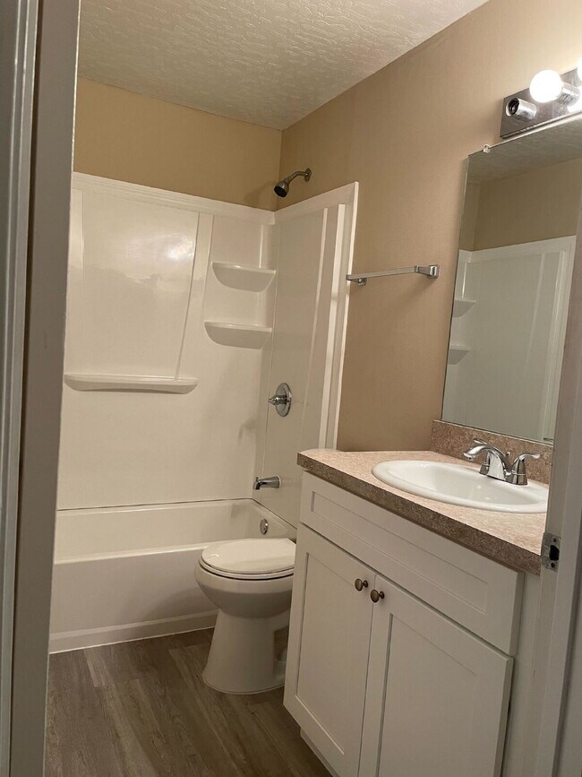 Building Photo - Spacious 3-Bed, 2-Bath Condo Oasis in Beau...