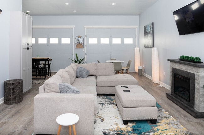 Building Photo - Unit B