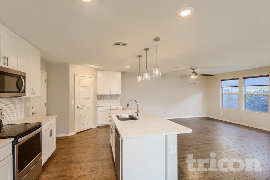 Building Photo - 11641 N 165th Ln