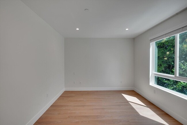 Building Photo - Riverside 4 Lease