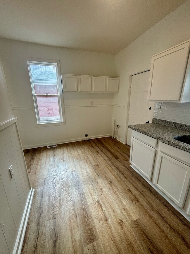 Building Photo - 525 E 8th St