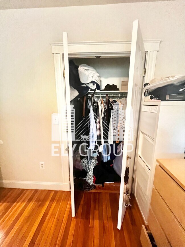 Building Photo - 165 Sharon St