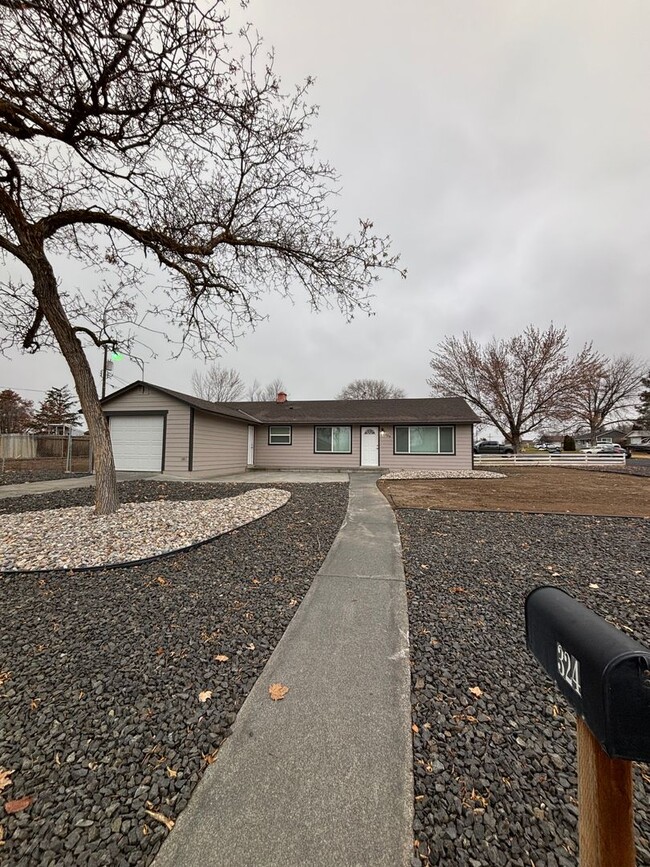 Building Photo - Freshly Remodeled Single-Family Home with ...