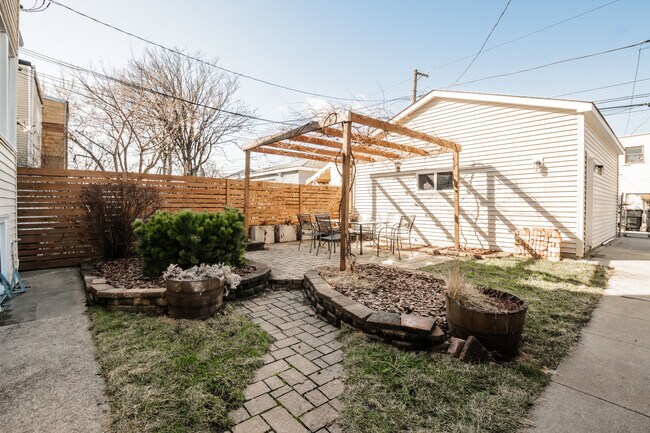 Building Photo - 2136 N Avers Ave