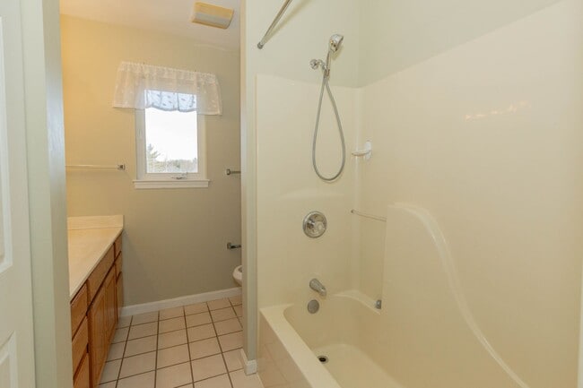 Building Photo - 4 bed, 3.5 bath Single Family Home in Charles Town, WV