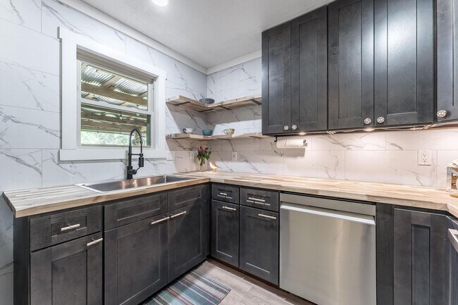 Building Photo - Charming Two Bedroom in Rogers