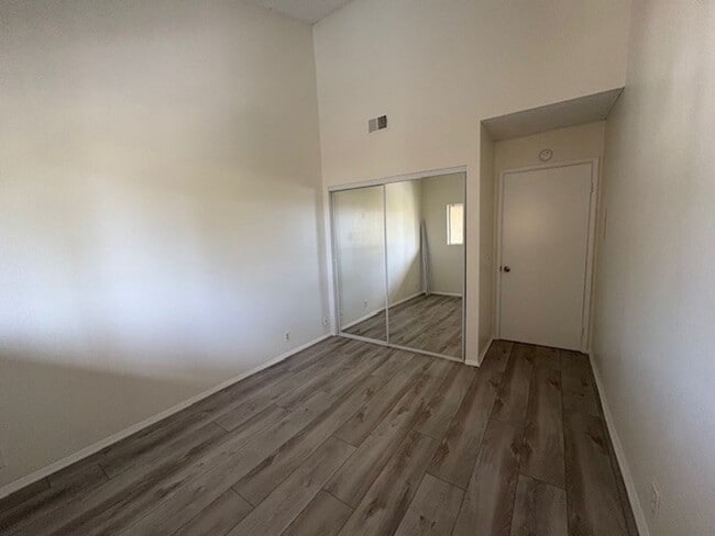 Building Photo - Three minutes from the beach!