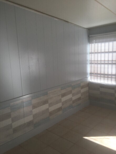 Building Photo - 890 W 39th Pl