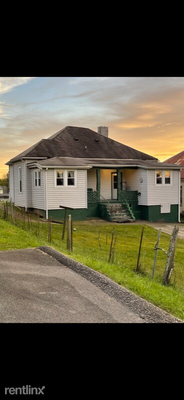 Primary Photo - 3 br, 1 bath House - 127 E State St