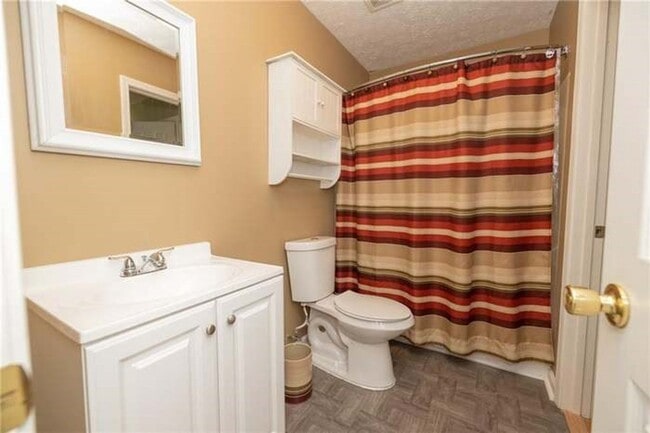 Building Photo - 5 Bedroom home available to rent!