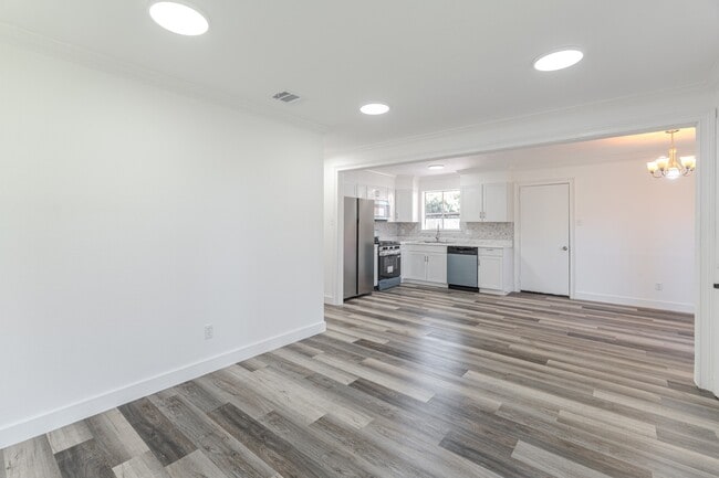 Building Photo - 10126 Pine Moss Dr