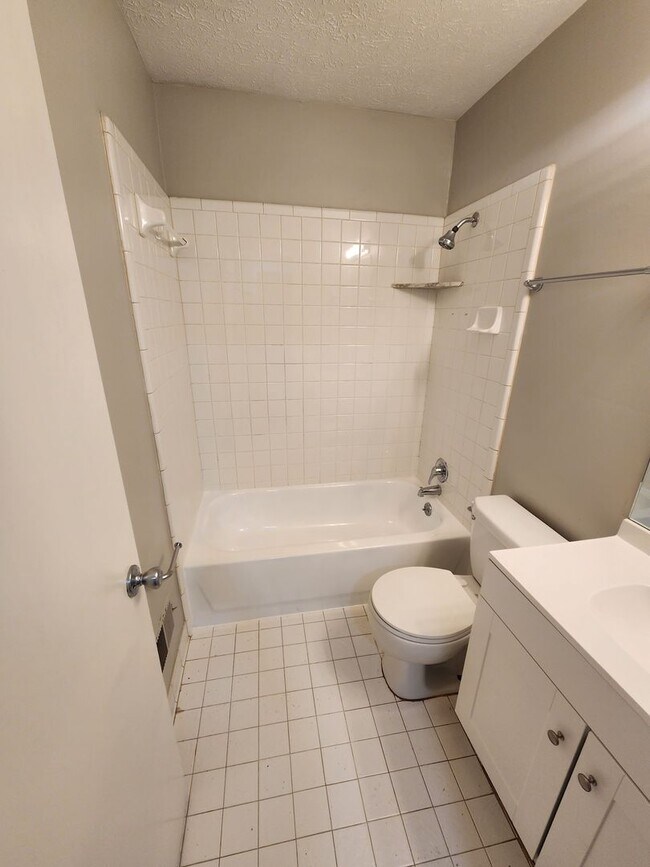 Building Photo - Updated 3 bedroom 1 bath in Fairdale with ...