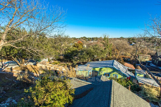 Building Photo - 2003 Newning Ave