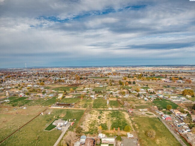 Building Photo - Large Shop w/Oversized Roll Up Doors and P...