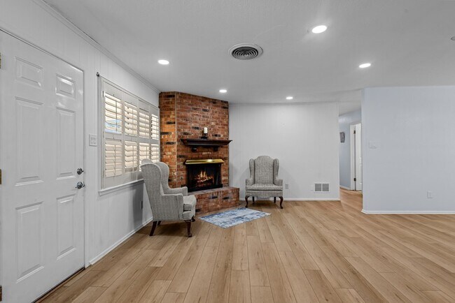 Building Photo - 3700 Fairmont Dr