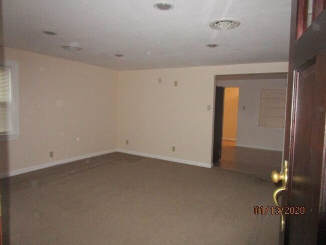 Building Photo - Deep Creek South