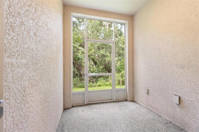 Building Photo - 1117 Hillhurst Dr