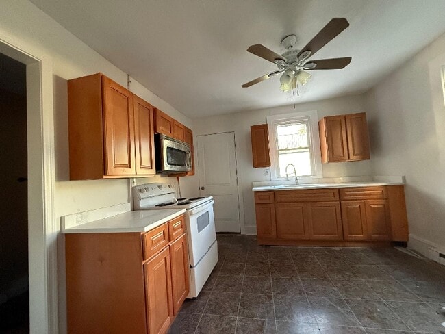 Building Photo - 335-337 Messinger St