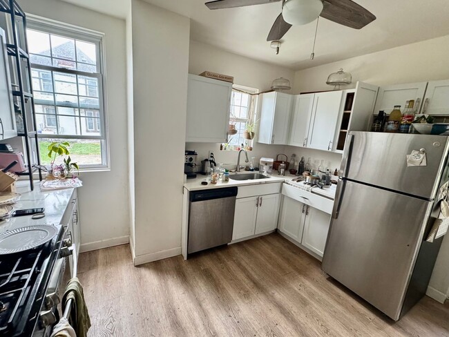 Building Photo - Newly renovated spacious 4 bedroom home in...