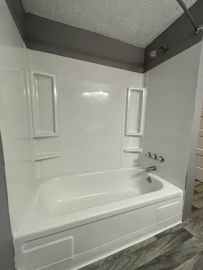 Building Photo - Three bedroom one bathroom home for rent!