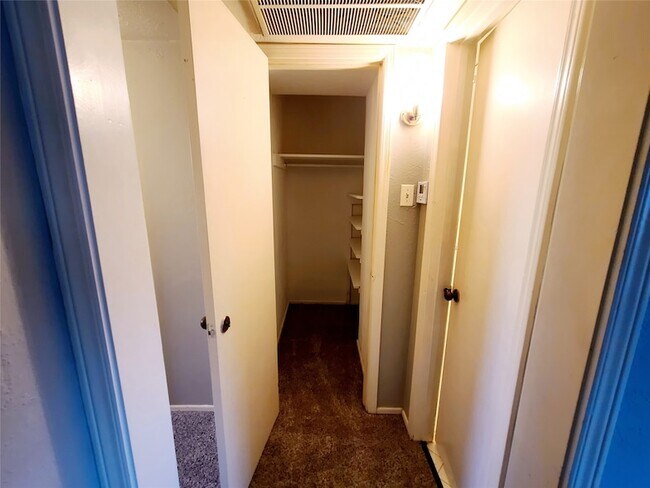 Building Photo - 10248 Regal Oaks Dr