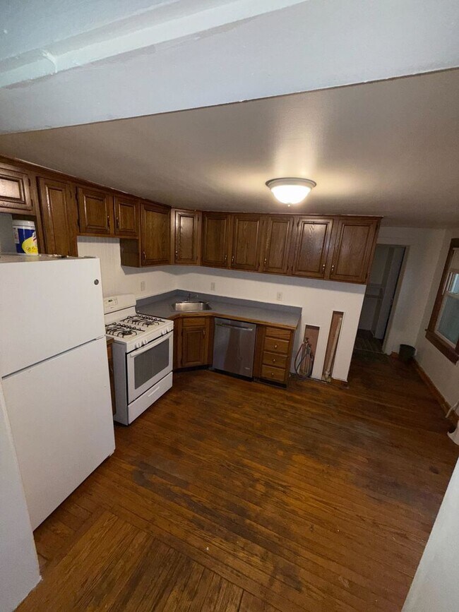 Building Photo - 686 3rd Ave